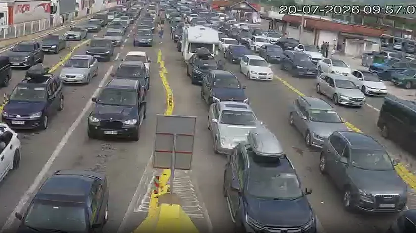 Yunanistan ve deniz yönünde sınır geçişlerinde büyük yoğunluklar yaşanıyor.