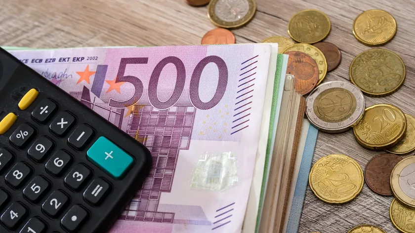 Almanya'nın Komercbanka'yı ele geçirmek isteyen Unikredit Bankası ile ilgili olarak endişelerini dile getirdi.