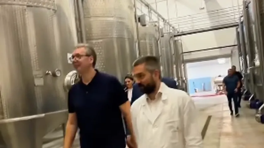 Sırbistan Cumhurbaşkanı Aleksandar Vučić, Rače'deki Emperus Destilerisi'ni ziyaret etti ve şlivoviçenin Sırbistan markası olduğunu vurguladı.
