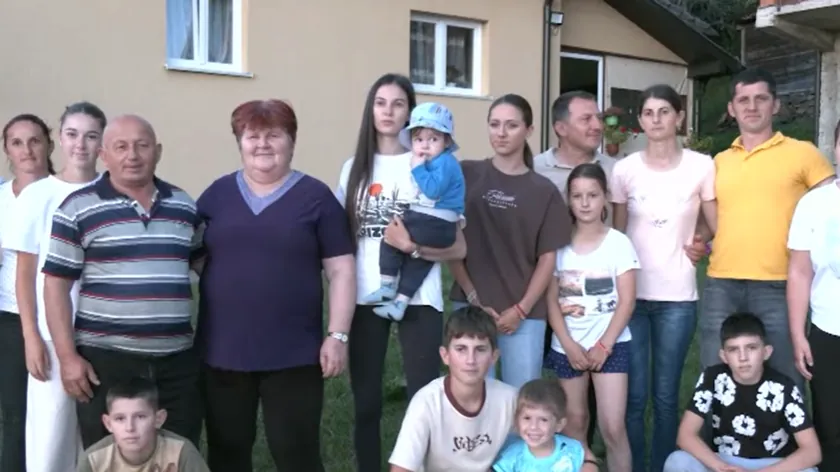 Sırbistan'da bir aile, hem işlerini hem de hayatlarını sürdürmek için birlikte çalışıyor.