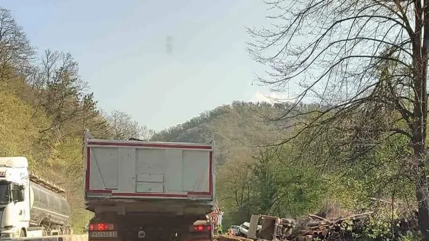 Sırbistan Irişki Venac'ta kamyon ve minibüs çarpışması iki kişiyi yaraladı