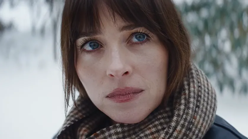 Dakota Johnson, En Hathaway ile "Verity" filmindeki yakınlaşma sahnelerini anlattı