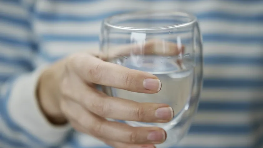 Günde 1,5-2 litre su içilmesi gerektiği iddiasına nefrologdan itiraz