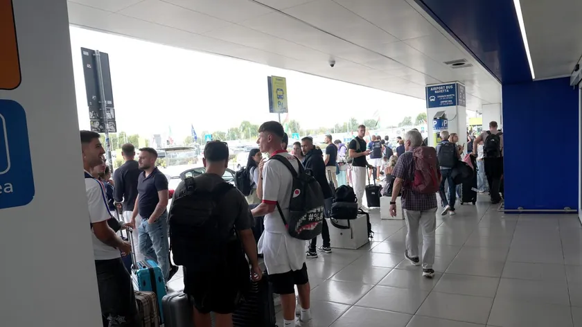Türkiye'ye seyahat eden yolcuların yaşadığı zorluklar Saatlerce havalimanlarında beklemek