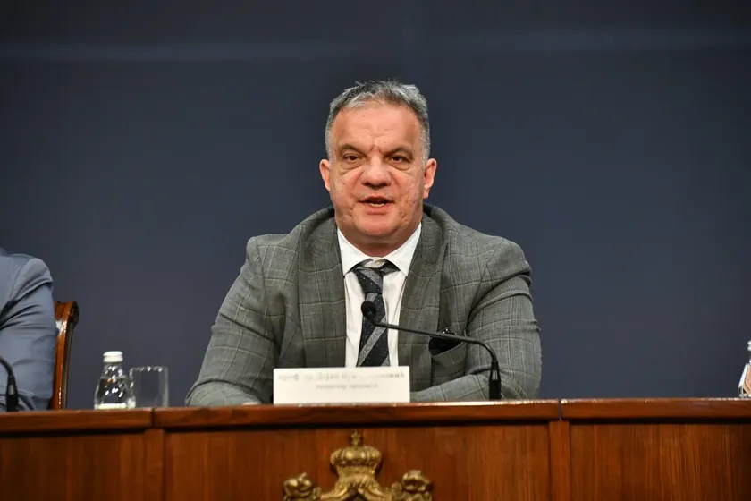 Srpski partisi "Srbija centar" (Srce) Eğitim Bakanı Dejan Vuka Stanković'ten bir taslağı geri çekmesini istedi.