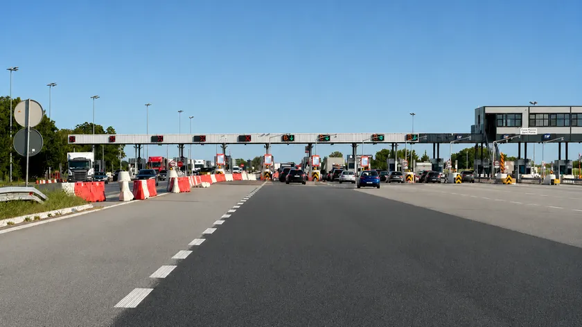 Sırbistan'da bazı yollarda trafik akışı engelleniyor.