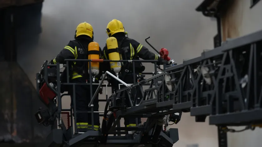 Sırbistan'ın Pančevo kentinde beş kişilik ailenin evi yangında kül oldu, yaralılar var