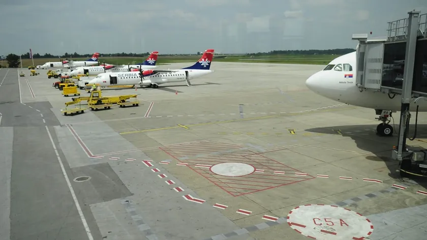 Er Srbije'nin bir uçağı Beograd Havaalanı'nda hasar gördü.
