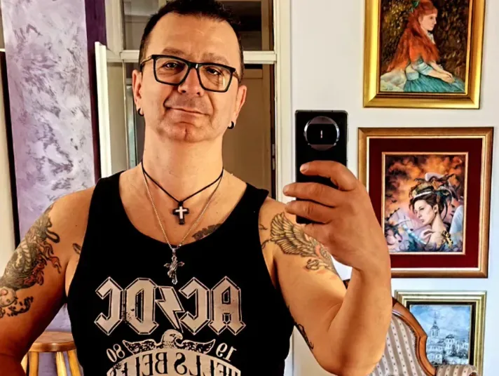 Sırp Şarkıcı Sandro, İsviçre Frangı Kredisi Yüzünden Beş Dairesini Kaybetti