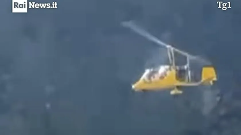 İtalya'da bir helikopter yangın topuna dönüşüp çöktü İki kişi hayatını kaybetti