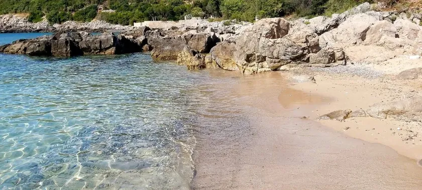 Sırbistan'ın Karadağ tarafında bulunan ve gürültüsüz bir cennet olan plaj hakkında haber