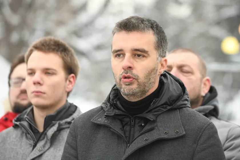 Manojlović: Vučić, Informer kanalında 'reality show diplomasisi' yürütüyor