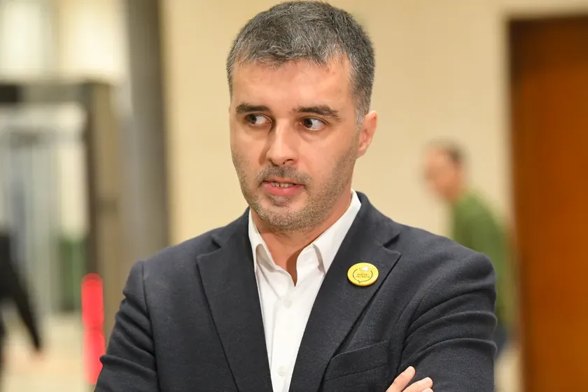 Sırbistan'da doktor aktivist Savo Manojlović'in çocuğunu tedavi etmeyi reddetti.