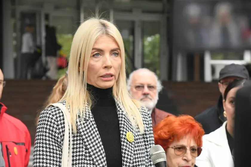 Belgrad Belediye Meclisi üyesi Mićić, Belediye Başkanı Šapić'in saldırısı sonrası burun kemiği ve üst çene kemiğinde kırık tespit edildiğini açıkladı