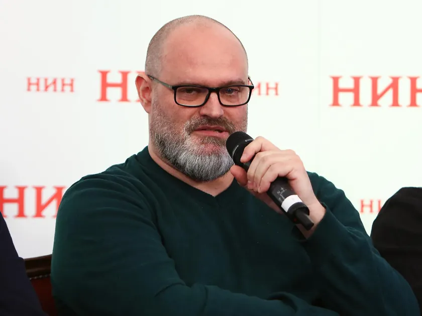 NIN ÖDÜLÜNÜ KAZANAN DARKO TUŠEVLJAKOVIĆ ÖDÜLÜNÜ ALIYOR