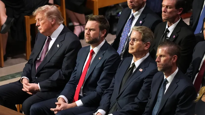 Amerikan Başkan Donald Trump'ın cena töreninde uyuyarak gündem oldu.