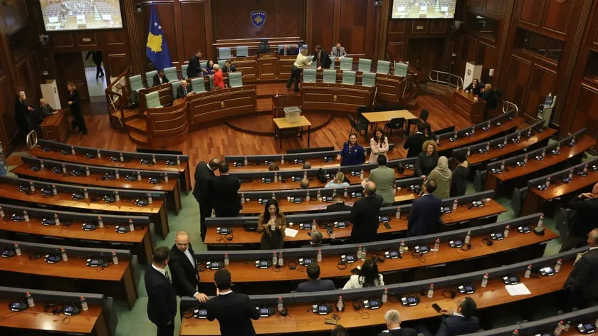 Kosova Meclisi, Lahey'deki KLA liderlerine verilen hapis cezalarını reddeden bildiriyi kabul etti