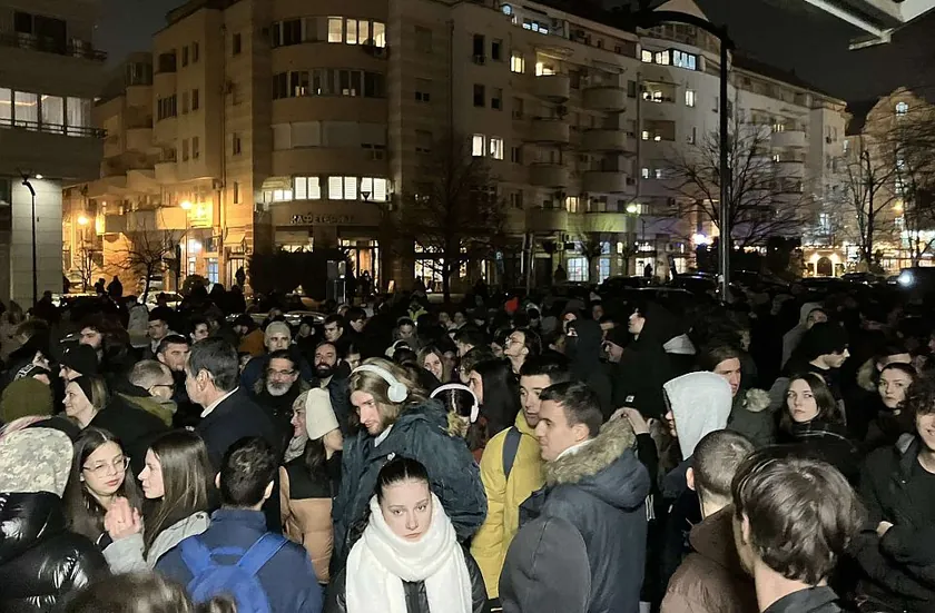 Protesto Eden Öğrencilerin Novi Sad'daki Filozof Fakültesi Önünde Toplanması