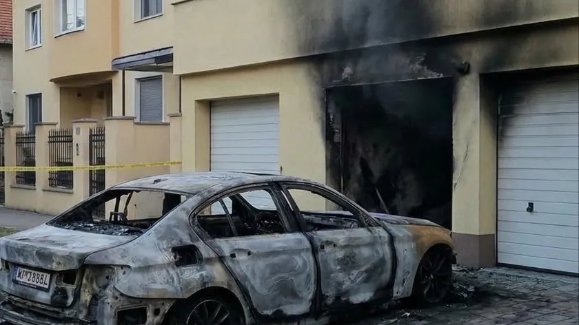 Belgrad Zvezdara'da Yabancı Plakalı BMW Kundaklandı Yangının Nedeni Araştırılıyor