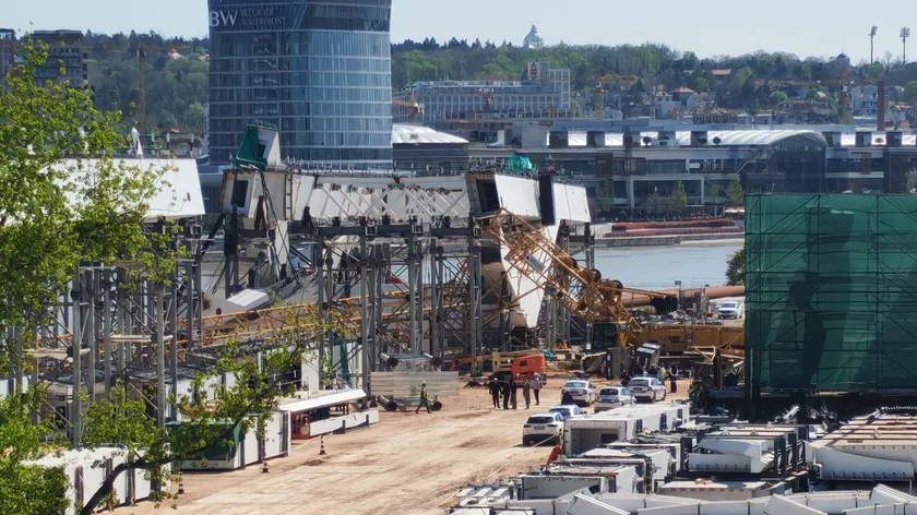 Sırbistan'ın Başkenti Belgrad'da Vinç Kazası Meydana Geldi: Bir Ölü, İki Yaralı