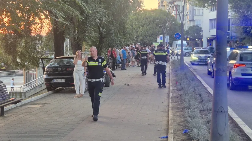 Kraljevo'da araba bir anne ve çocukları yolda çarpıp yaraladı.