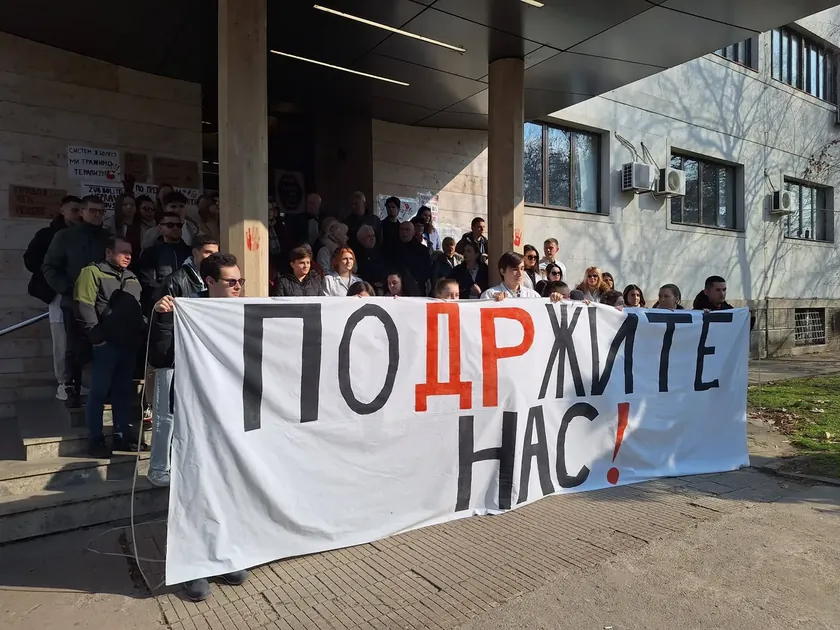 Slobodan Üniversitesi Niş, Senato üyelerine 11 soru yöneltti.
