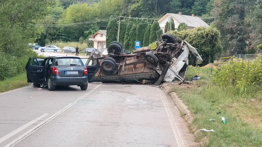 Sırbistan'da Gadžin Han yakınlarında trafik kazasında bir kadın hayatını kaybetti, çocuk yaralandı.