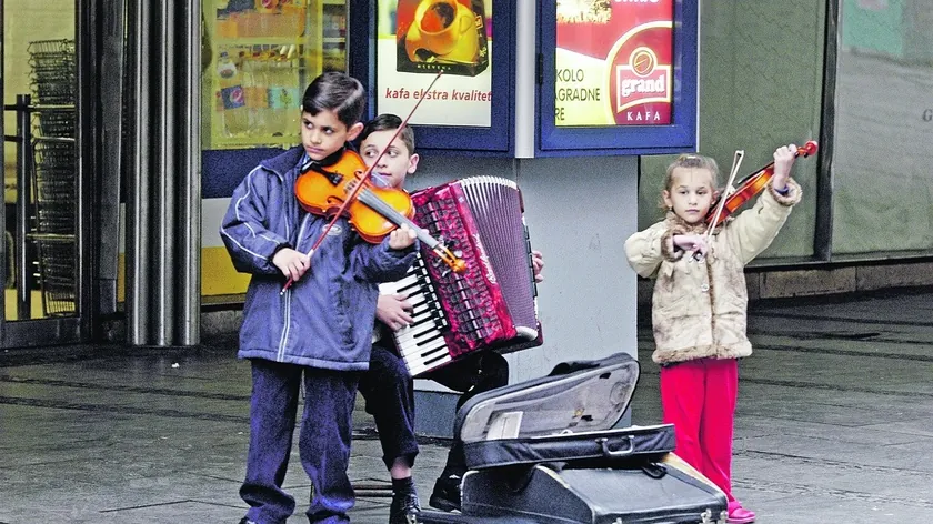 Piler kardeşler tenis turnuvarında küçük kızlarının başarısından dolayı mutluluk duyuyorlar.