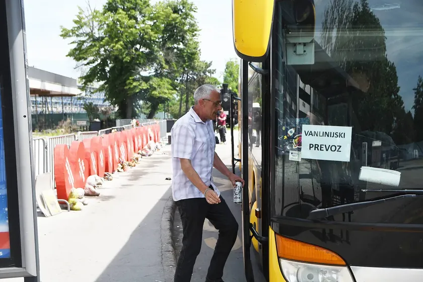 Sırbistan Novi Sad'da Otobüs İşletmecisinin Mülküne Gece Yarısı Giriş Teşebbüsü