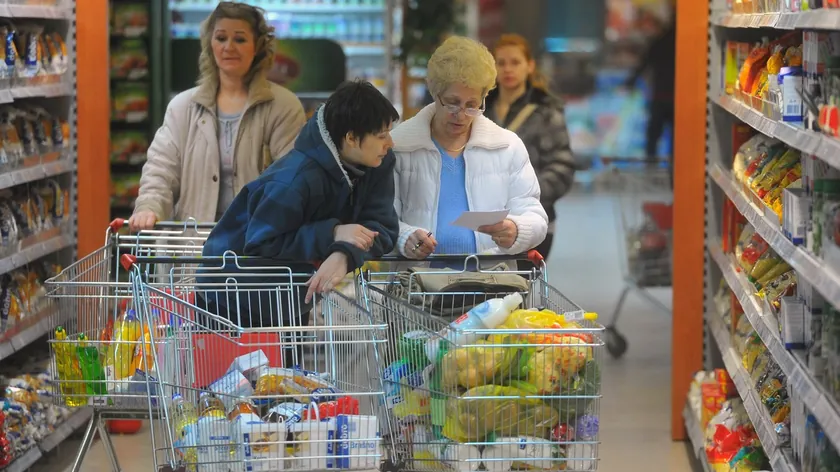 Almanya'da Yaşayan Balkan Göçmenleri Aylık Gıda Harcamalarını Tartışıyor