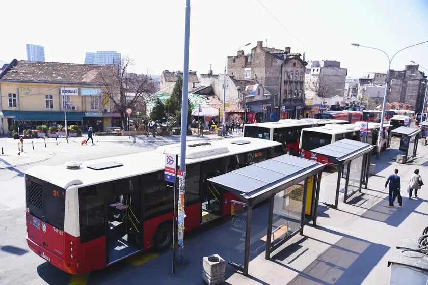 Zeleni Venç'te düzenlenen alan ve diğer tarafta kaos var.