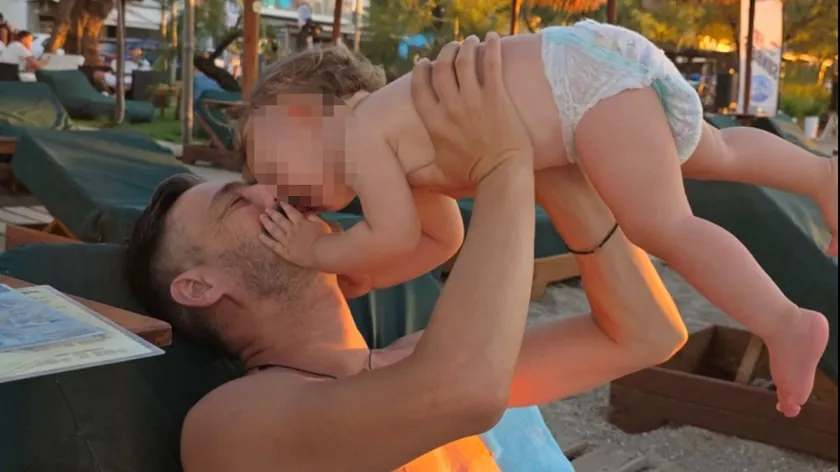 Sırp aktörü Milan Vasić, Grčka'da tatil yaparken oğlununla birlikte keyifli anlar yaşadı.