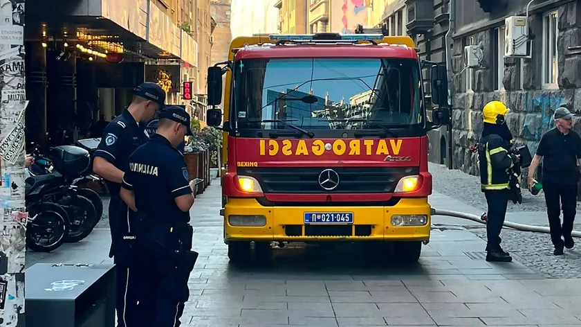 Beograd merkezinde çıkan yangın nedeniyle polis ve itfaiye ekipleri görev başında.