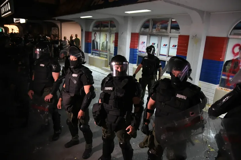 Novi Sad halkı, geçen yıl meydana gelen olayların yıldönümünü kutlamak için bir araya geldi.