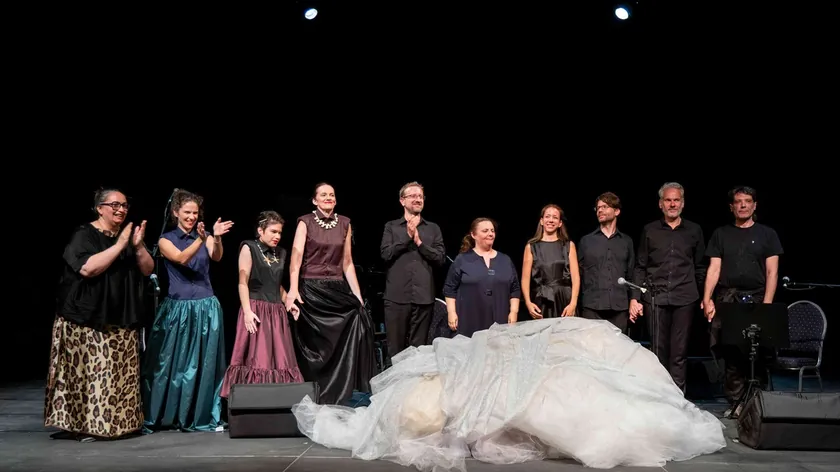 Sırbistan'da sahnelenen modern opera "Ostrvo" Budva halkını etkiledi Kadın dayanıklılığı ve zamanı anlatan bir hikaye