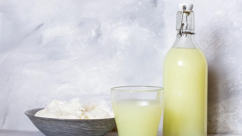 Sırbistan'da Peynir Altı Suyu: Sağlık İçin Faydaları ve Günlük Tüketimi