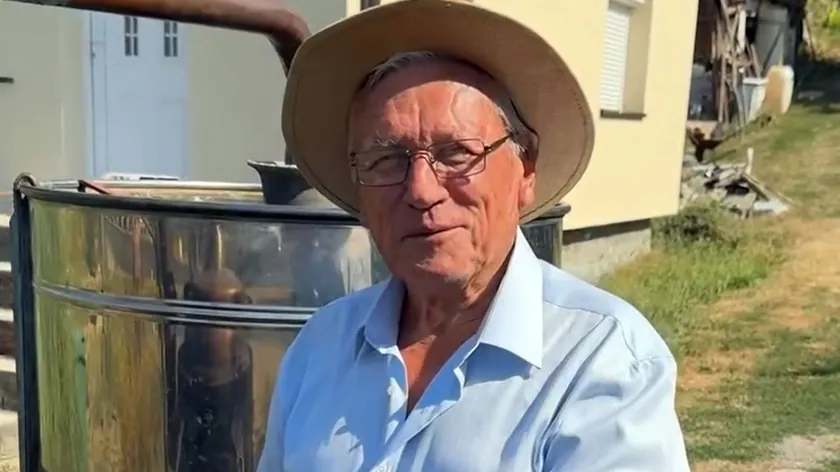 Milançe Radosavljević 82 yaşında bilek rakiju yapmaya devam ediyor.