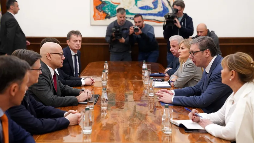 Sırbistan Cumhurbaşkanı Vucic istişarelere devam etti: SNS ve Sloga Sendikası ile görüştü