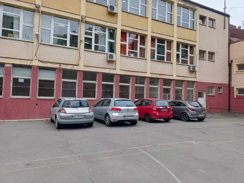 Belgrad Palilula'daki Veliler Okul Müdürünün Oyun Alanını Otopark Yapmasını Eleştirdi.