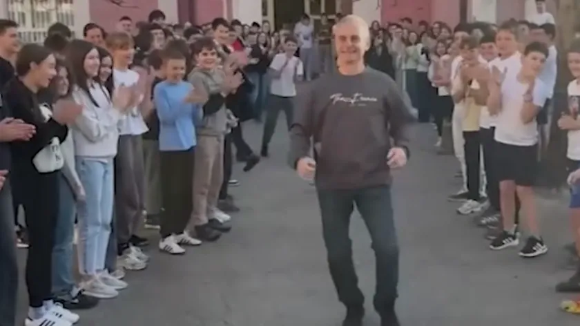 Sırbistan'ın Çaçak Kentindeki Öğrenciler, Emekli Olan Öğretmenlerini Alkışlarla Uğurladı