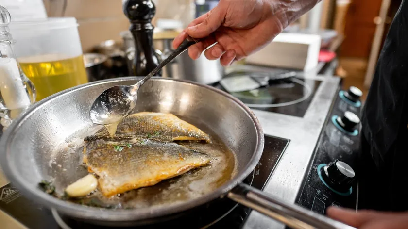 Sırp mutfağında en iyi balık tarifi Bir saatte hazır, evin içinde kötü bir koku yapmaz ve bu marinada ile özellikle de lezzetlidir!