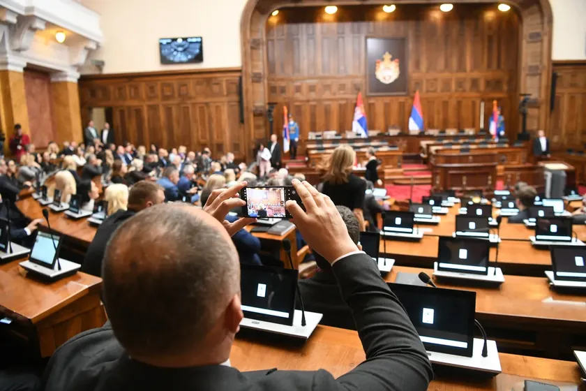 Sırbistan Meclisi'nde Güvenoyu Oturumu Krizde: Yeterli Kvorum Sağlanamadığı İçin Yeniden Ertelendi
