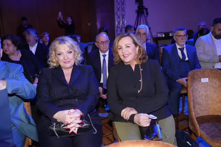 Sırbistan Cumhurbaşkanı Vučić üç ünlü folk sanatçısına Altın Liyakat Madalyası takdim etti.