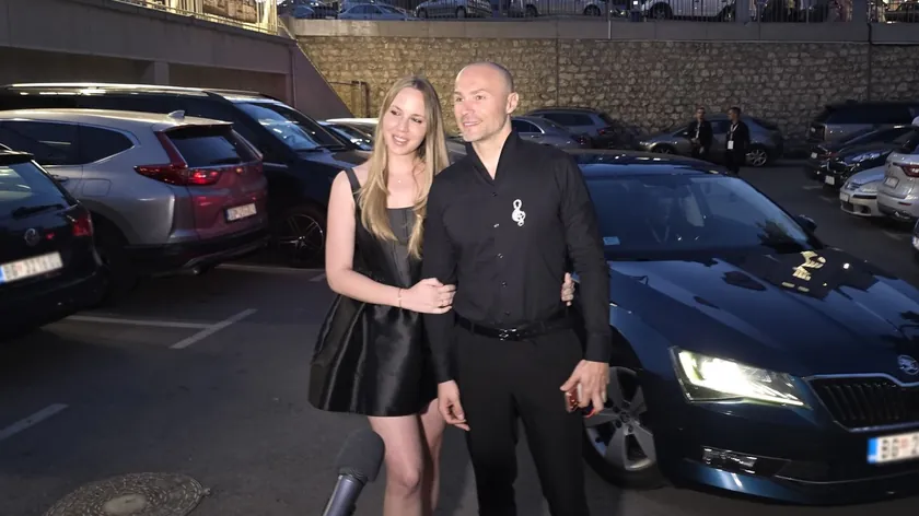 Sırp şarkıcısı Aleksandar Aca Sofronijević ve eşi Kosana'nın Beograd konserinde göz alıcı görünümü