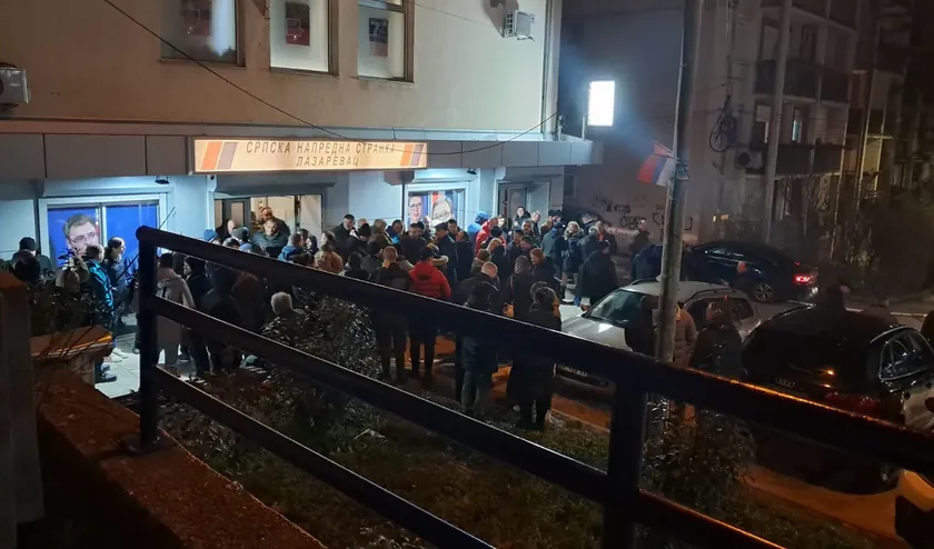 Sırbistan Lazarevac'taki protestoda iktidar partisi yanlısı grubun gelişine tepki gösterildi