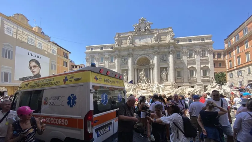 Roma'da bir binanın çökmesi sonucunda dört kişi kurtarıldı.