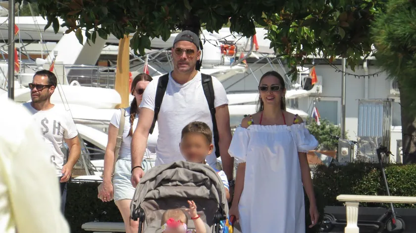 Aleksandra Prijović ve ailesi ile Karadağ'da tatil yapıyor.