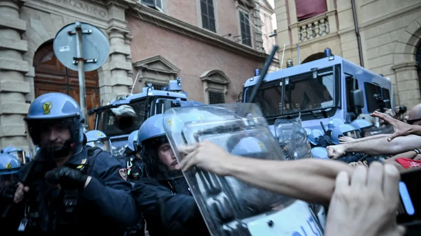 Bolonj'da polis müdahalesi sonucu bir adam öldü, proteste çıktı ve 11 kişi yaralandı.