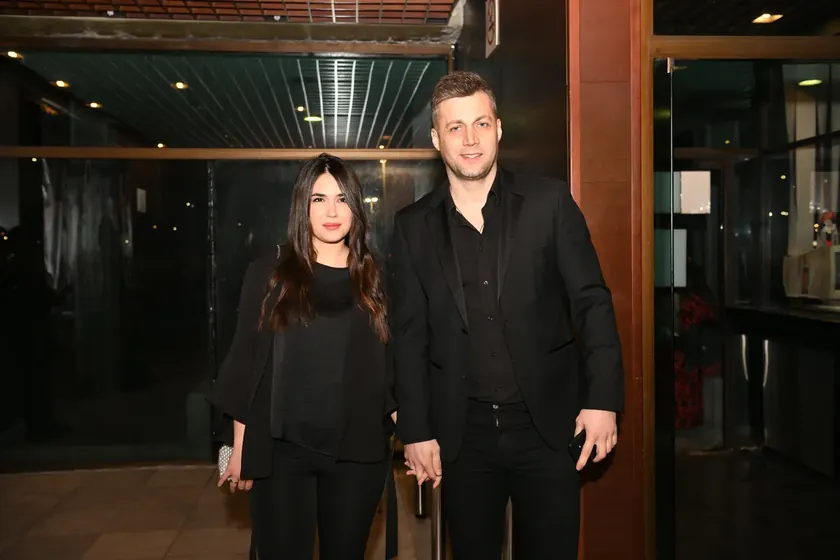 Sırp şarkıcının eşi, sınırda 4,5 saat beklediklerini açıkladı.