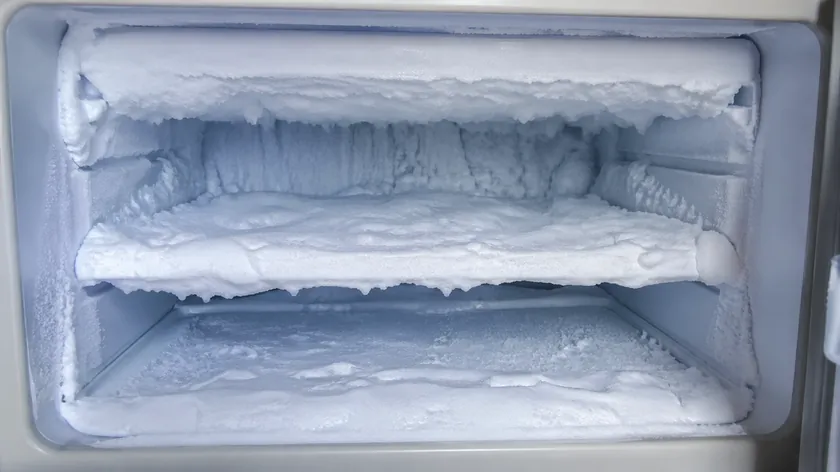 Dondurucudaki Buzlanma Elektrik Tüketimini Artırıyor: Hızlı ve Etkili Çözüm Yöntemi Açıklandı